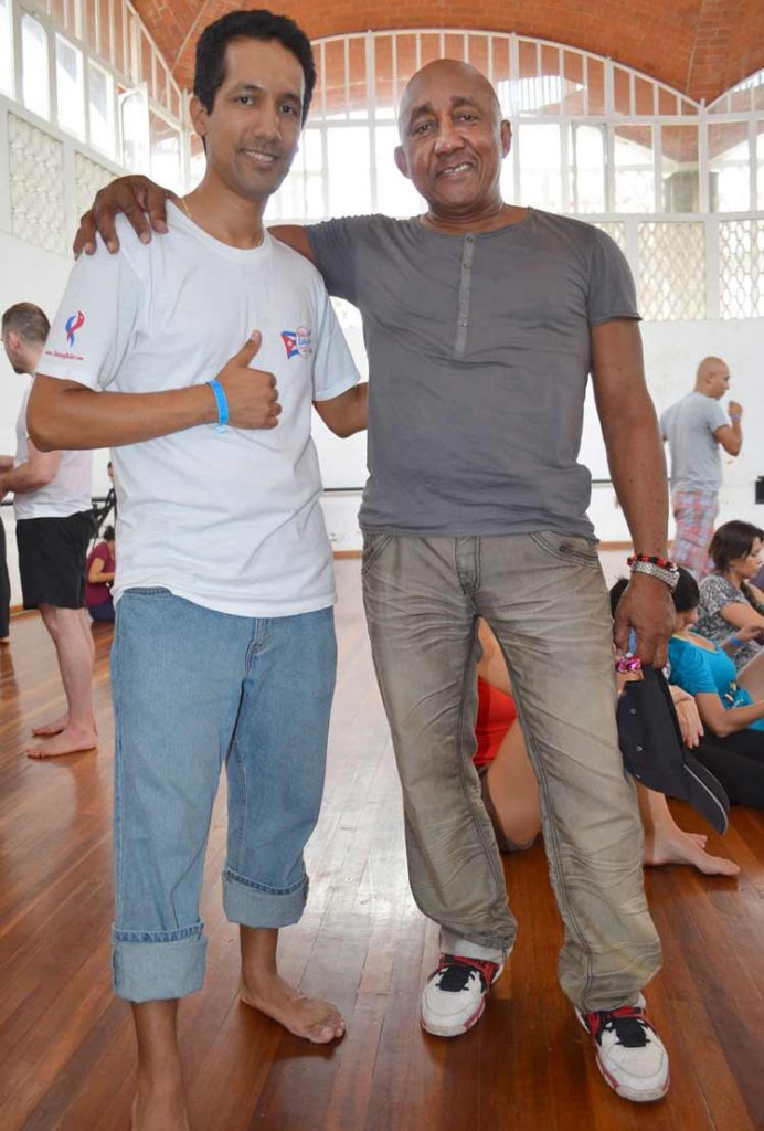 Amando Méndez junto a Domingo Pau, profesor de la ENA y Primer Bailarín del Folclórico Nacional de Cuba